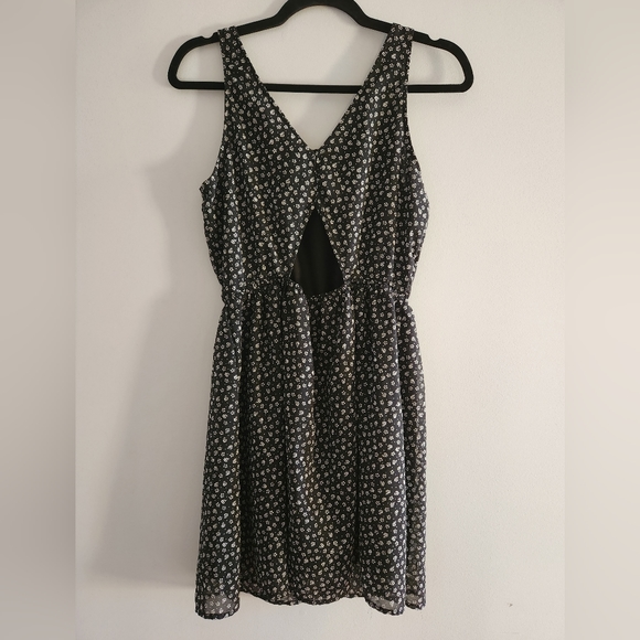 EUC H & M Design Black and White Mini Dress.  Keyhole back design.  Size 10 - Picture 3 of 3